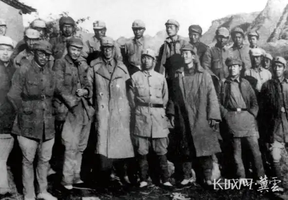 1942年，《晉察冀日?qǐng)?bào)》編輯記者合影