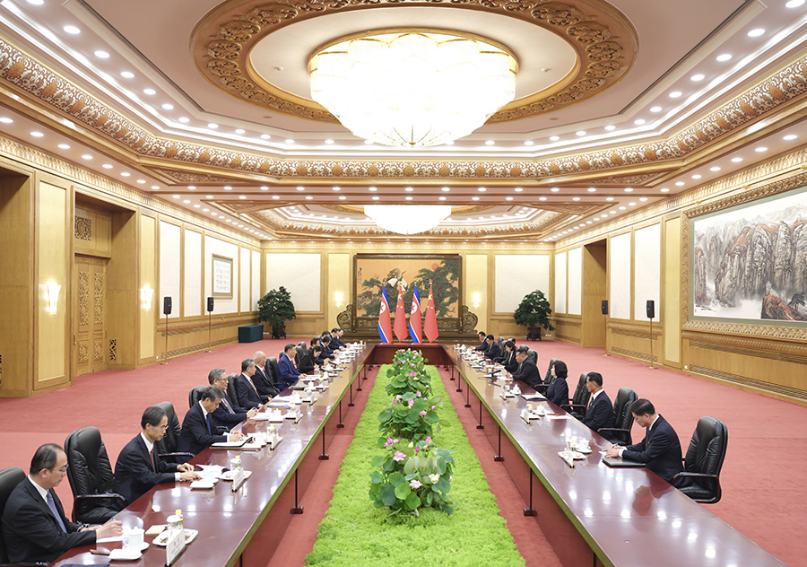 9月4日晚，中共中央總書記、國家主席習(xí)近平在北京人民大會堂同來華出席紀念中國人民抗日戰(zhàn)爭暨世界反法西斯戰(zhàn)爭勝利80周年活動的朝鮮勞動黨總書記、國務(wù)委員長金正恩舉行會談。