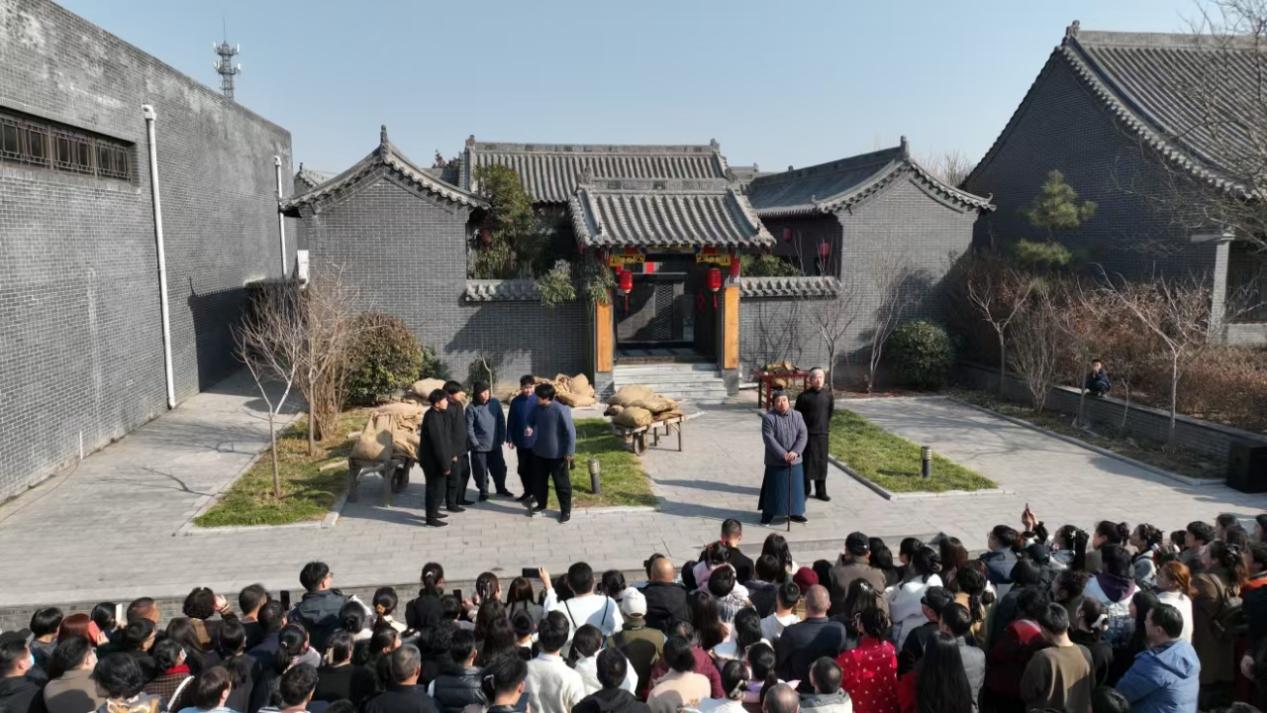伯延古鎮(zhèn)里的實(shí)景演出。安曉亮攝