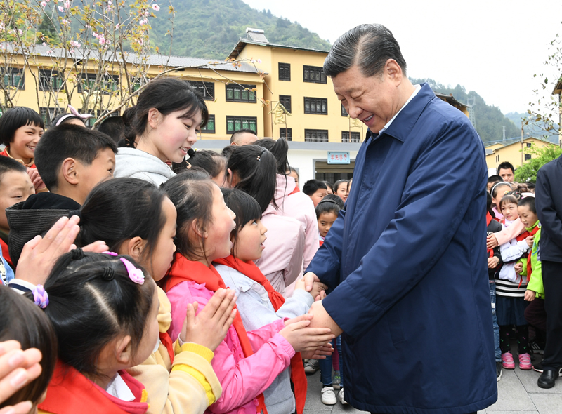 2019年4月15日，習(xí)近平總書記來到重慶市石柱土家族自治縣中益鄉(xiāng)小學(xué)看望老師和同學(xué)們，并同他們親切交流。