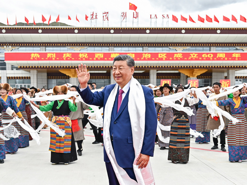 2025年8月20日中午，中共中央總書記、國家主席、中央軍委主席習(xí)近平率中央代表團(tuán)乘專機(jī)抵達(dá)拉薩，出席西藏自治區(qū)成立60周年慶?；顒?dòng)。這是習(xí)近平向歡迎群眾揮手致意。新華社記者 燕雁 攝